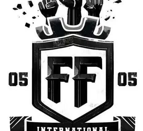 Logo für den Internationalen Tag des Fistings mit erhobenen Fäusten und dem Text 'International Day of Fisting'.