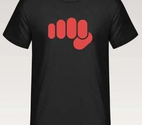 Schwarzes T-Shirt mit einem roten Faustsymbol auf der Vorderseite.