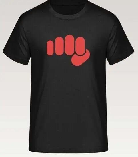 Schwarzes T-Shirt mit einem roten Faustsymbol auf der Vorderseite.