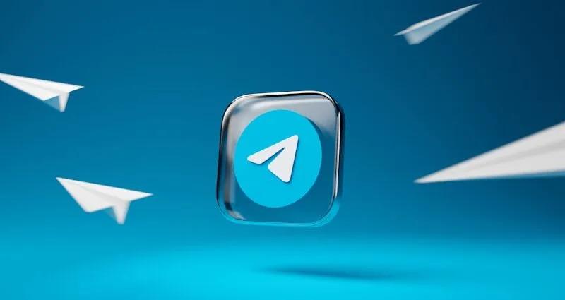 Telegram-Logo in einem 3D-Design mit weißen Papierfliegern auf blauem Hintergrund.